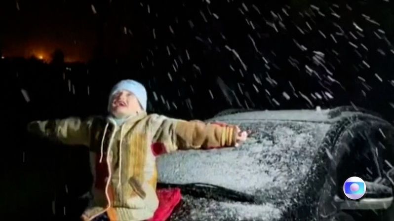 V Brazílii napadl sníh, děti se z nevšední nadílky radují